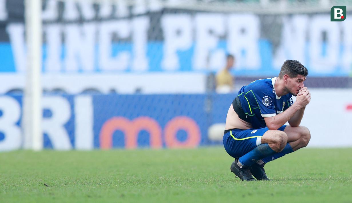 <p>Pemain Persib Bandung, Nick Kuipers tampak kecewa setelah ditaklukkan Persik Kediri pada laga BRI Liga 1 2022/2023 di Stadion Pakansari, Bogor, Rabu (8/3/2023). (Bola.com/M Iqbal Ichsan)</p>