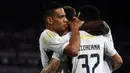 Pemain Millonarios, Radamel Falcao (kiri) ikut merayakan gol penyeimbang 1-1 yang dicetak oleh Santiago Giordana pada laga lanjutan Liga Kolombia di Atanasio Girardot Stadium, Medellin, Kolombia 18 Juli 2024. (AFP/Jaime Saldarriaga)