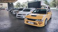 Mobil member Great Corolla Club (GCC) terparkir rapi di acara Jamboree Nasional (Jamnas) ke-5 di Sabilulungan Dome, Soreang, Jawa Barat.