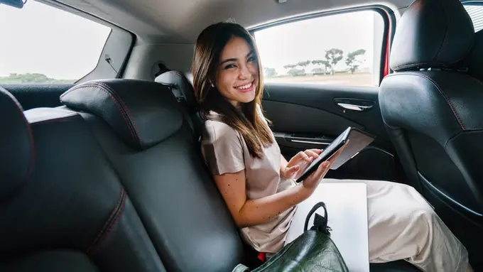 Macet Tak Lagi Terasa Bosan Semenjak Ditemani HOOQ di Aplikasi Grab