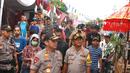 Kapolda Metro Jaya Irjen Gatot Eddy Pramono meninjau persiapan tempat pemungutan suara (TPS) di Kampoeng Pemilu Nusantara, Depok, Jawa Barat, Selasa (16/4). Peninjauan tersebut untuk memastikan persiapan dan keamanan penyelenggaraan pemilu serentak 17 April 2019. (Liputan6.com/Immanuel Antonius)