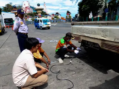 Salah satu personel dari Dinas Perhubungan mendampingi petugas Suku Dinas Lingkungan Hidup melakukan pengukuran gas buang kendaraan saat menggelar operasi uji emisi di Pintu Keluar Terminal Blok M, Jakarta, Kamis (9/4/2026). Untuk menjaga kualitas udara di Jakarta, Suku Dinas Lingkungan Hidup bersama unsur terkait menggelar razia uji emisi di sekitar Pintu Keluar Terminal Blok M, Jakarta. (Kapanlagi.com/Budy Santoso)