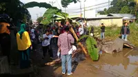 Selain menanam pohon pisang, aksi yang dilakukan ibu-ibu, pemuda, dan tokoh masyarakat itu juga memblokir jalan alternatif Sukabumi-Puncak. (Liputan6.com/Achmad Sudarno)