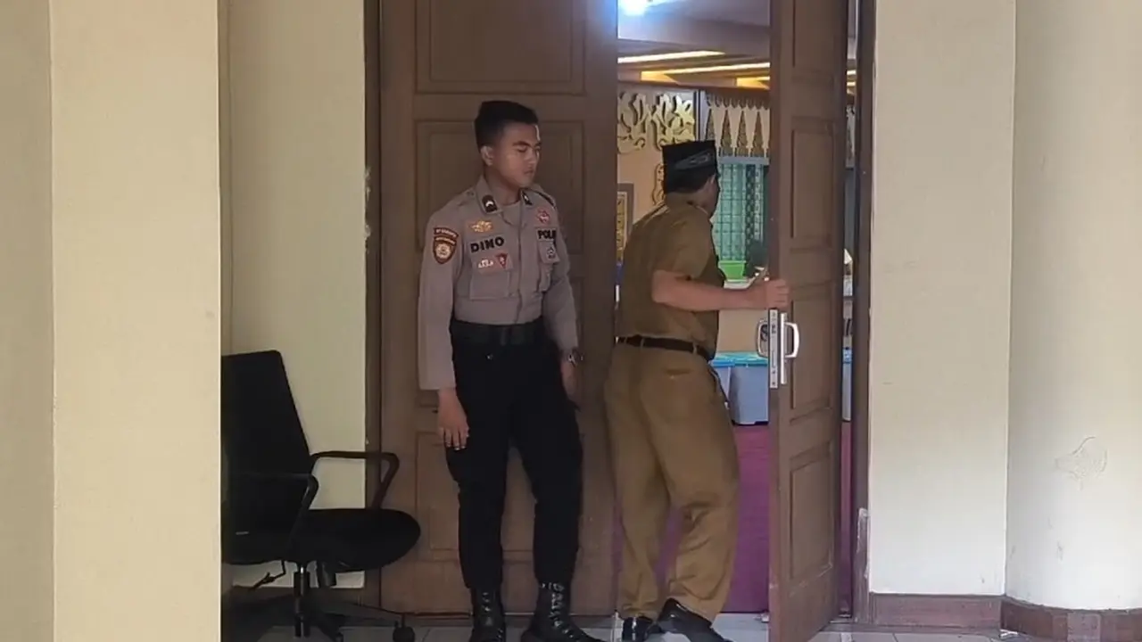 Polisi menjaga ketat penggeledahan yang dilakukan penyidik di Sekretariat DPRD Riau untuk mencari bukti tambahan korupsi SPPD.