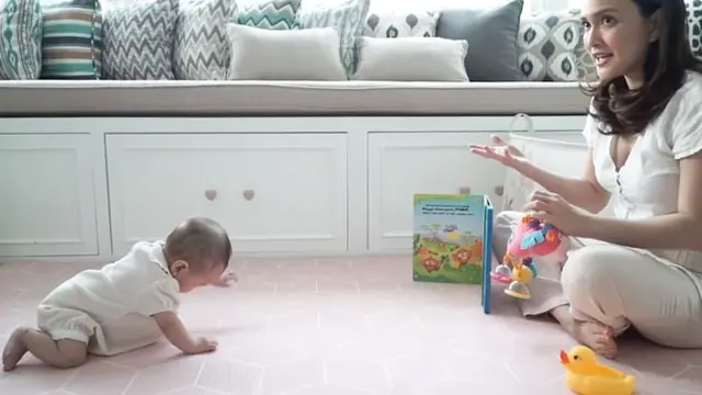 Masuki Usia 5 Bulan, Ini 6 Momen Shandy Aulia Ajari Baby Claire Merangkak