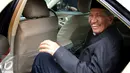Mantan Hakim MK Muhammad Alim memasuki mobil yang menjemputnya usai diperiksa KPK, Jakarta, Rabu (2/11). Muhammad Alim diperiksa sebagai saksi dengan tersangka Bupati Buton Samsu Umar Abdul Samiun. (Liputan6.com/Johan Tallo)
