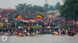Antusias warga Pontianak saat menyaksikan Karnaval Air di Sungai Kapuas , Kalimantan Barat, Sabtu (22/8/2015). Rencananya sungai Kapuas akan menjadi kawasan waterfront City di Indonesia. (Liputan6.com/Faizal Fanani)