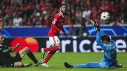 Benfica berhasil melaju ke babak 16 besar Liga Champions 2022/2023 usai mengalahkan Juventus dengan skor 4-3 di Estadio da Luz, Lisbon, Portugal, Rabu (26/10/2022) dini hari WIB. Rafa Silva terpilih menjadi bintang kemenangan setelah berhasil mencetak brace atau dua gol. (AFP/Carlos Costa)