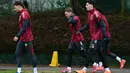 Laga yang dijadwalkan berlangsung di Emirates Stadium ini menjadi kesempatan bagi The Gunners untuk mengamankan posisi puncak klasemen. Tampak dalam foto, bek Arsenal asal Inggris, Ben White bersama Martin Odegaard dan Kai Havertz (kiri ke kanan) mengikuti sesi latihan tim di pusat pelatihan Arsenal di London Colney, utara London, pada Selasa 27 Januari 2026. (Ben STANSALL/AFP)