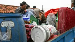 Sebagian warga pasar ikan mulai mengangkuti barang-barangnya untuk dipindahkan, Jakarta, Rabu (30/3/2016). Pemprov DKI akan membongkar ratusan rumah warga yang berada di Zona 1-3 Pasar Ikan, Penjaringan. (Liputan6.com/Yoppy Renato)