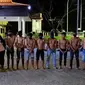 Tim gabungan Street Hunter Polres Gorontalo Kota mengamankan 11 orang remaja tanggung yang menggelar pesta miras di tengah pemberlakuan Pembatasan Sosial Berskala Besar (PSBB) di wilayah tersebut. (Liputan6.com/ Arfandi Ibrahim)