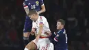 Pemain Skotlandia Liam Cooper (atas) menyundul bola melewati pemain Denmark Andreas Evald Cornelius pada pertandingan sepak bola kualifikasi Grup F Piala Dunia 2022 di Stadion Hampden Park, Glasgow, Skotlandia, 15 November 2021. Skotlandia menaklukkan Denmark 2-0. (AP Photo/Scott Heppell)