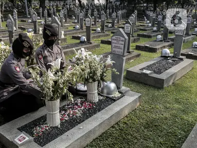 Sejumlah anggota Polri menabur bunga di Taman Makam Pahlawan Nasional Utama (TMPNU) Kalibata, Jakarta, Senin (29/6/2020). Kegiatan tersebut dilakukan dalam rangka rangkaian peringatan HUT ke-74 Bhayangkara yang jatuh pada 1 Juli 2020. (Liputan6.com/Johan Tallo)
