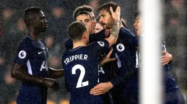 Pemain Tottenham Hotspur merayakan gol Fernando Llorente ke gawang Swansea City pada laga pekan ke-22 Premier League di Stadion Liberty, Selasa (2/1).Tottenham Hotspur memetik kemenangan 2-0 atas tuan rumah Swansea City. (Nigel French/PA via AP)