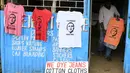 Seorang pria tampak membawa kaos yang berhasil disablon, Kenya, Kamis (23/7/2015).  Pembuatan kaos ini sebagai sambutan kepada Obama yang akan melakukan kunjungan kenegaraan ke Kenya pada Jumat (24/7). (REUTERS/Noor Khamis)