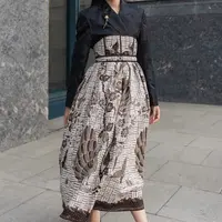 Maudy Ayunda tampil mengenakan camo jaket dan kostum high weisted batik skirt dari desainer Wilsen Willim. [@maudyayunda]