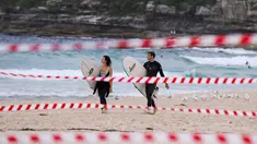 Sejumlah peselancar berjalan di Pantai Bondi di Sydney, Australia (28/4/2020). Industri pariwisata Australia mengalami kerugian sekitar 5,8 miliar dolar Australia (1 dolar Australia = Rp10.579) dalam tiga bulan pertama 2020 seiring merebaknya pandemi coronavirus. (Xinhua/Bai Xuefei)