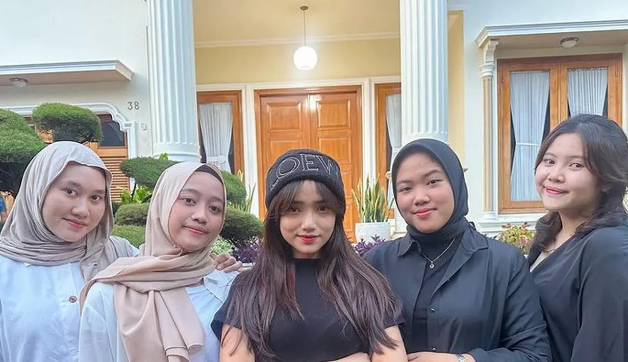 Dalam unggahan Instagramnya, Fuji kembali berfoto bersama bestie nya dari tahun 2018. Mereka mengulang pose foto di masa lalu. Penampilan Fuji dari 2018-2024 pun di foto tersebut pun cukup berbeda. [@fuji_an]