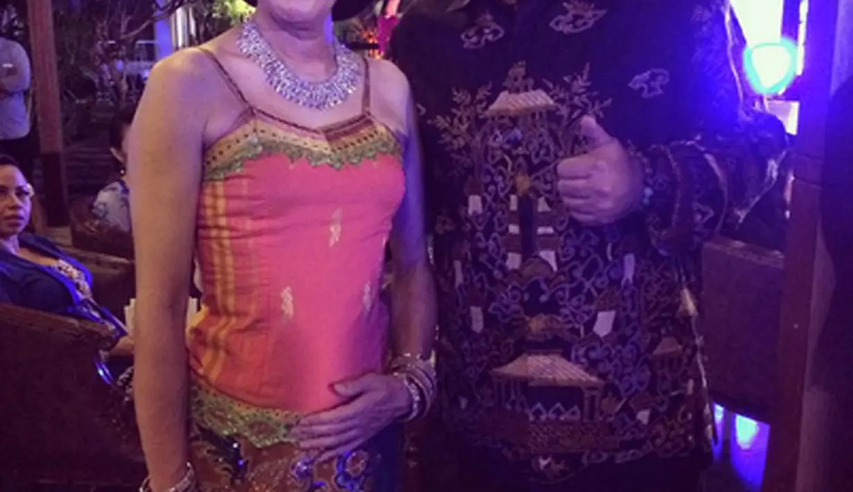 Bersama Didi Ninitowo, Mike melihat Didi merupakan harta karun Indonesia dalam budaya. "Beliau hebat..!!!" Mike memuji penari yang mempunyai nama asli Kwee Tjoen Lian dan Kwee Tjoen An. (dok. Instagram/mikemohede)