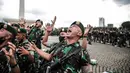 Prajurit TNI AD menyanyikan yel-yel usai mengikuti Apel Gelar Pasukan Jajaran TNI AD yang dipimpin KSAD Jenderal Dudung Abdurachman di Lapangan Monas, Jakarta, Selasa (25/1/2022). Pasukan TNI AD dan Alutsista dipamerkan saat mengikuti gelar apel pasukan. (Liputan6.com/Faizal Fanani)