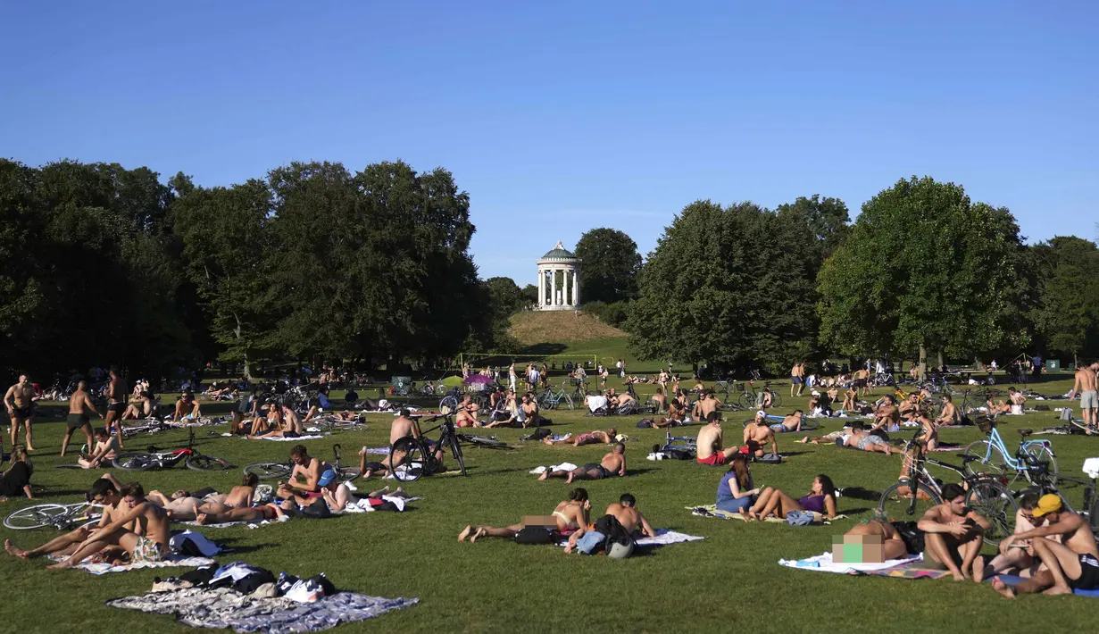 Orang-orang menikmati cuaca musim panas di Taman Englischer Garten, Munich, Jerman, 3 Agustus 2022. (AP Photo/Matthias Schrader)