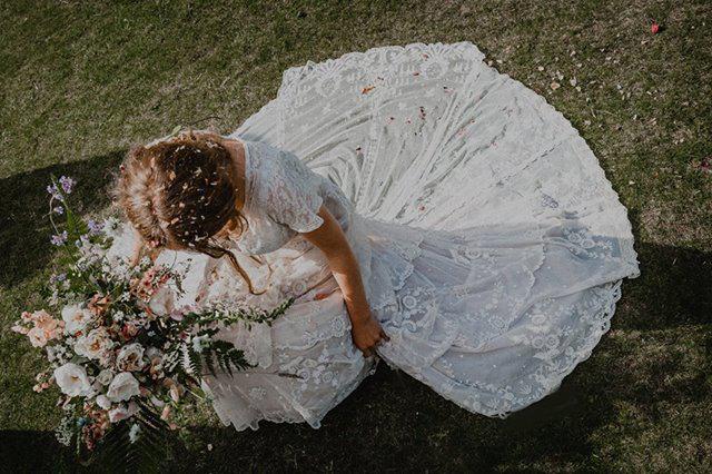 Gaun pengantin berusia 147 tahun dikenakan oleh Tess | Photo: Copyright huffingtonpost.com