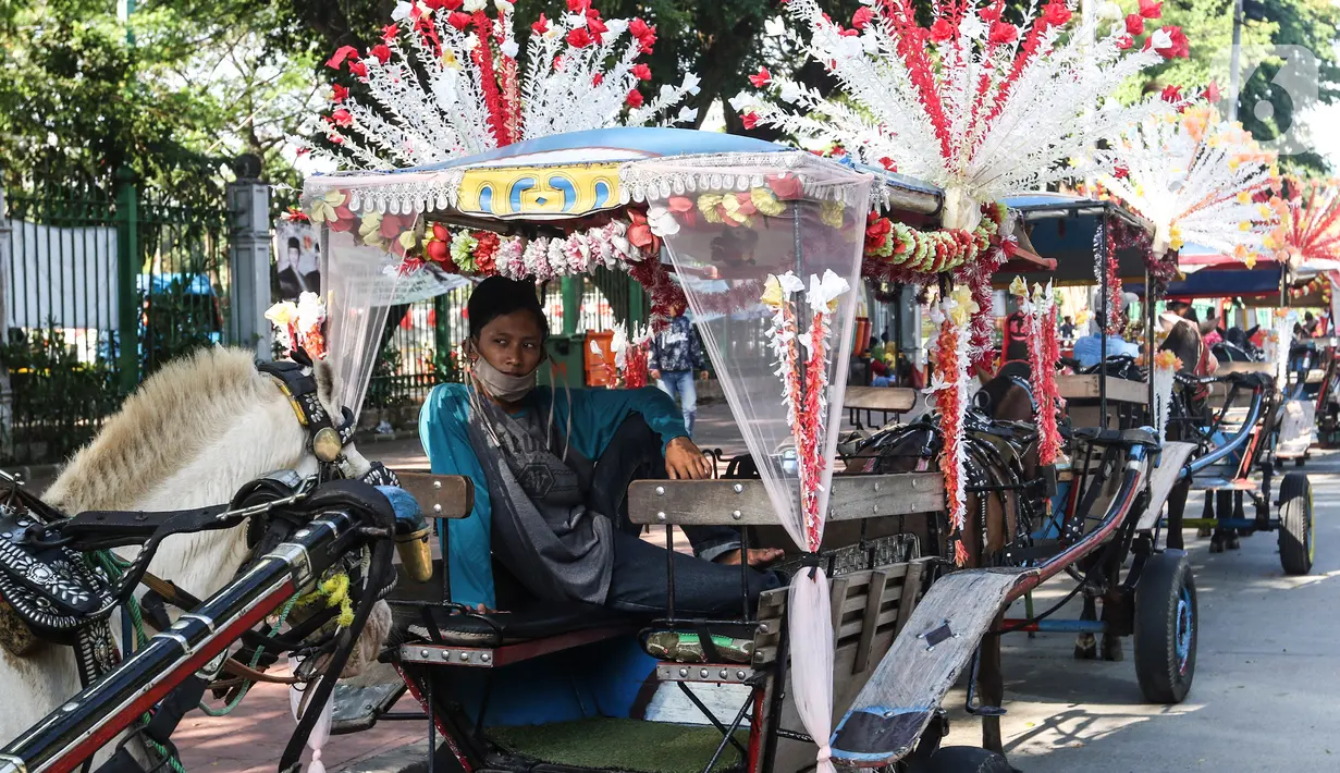 Kusir menunggu calon penumpang delman di kawasan IRTI Monas, Jakarta, Jumat (21/8/2020). Jasa sewa delman untuk warga berkeliling kawasan Monas tersebut bertarif Rp 50 ribu hingga Rp100 ribu. (Liputan6.com/Johan Tallo)