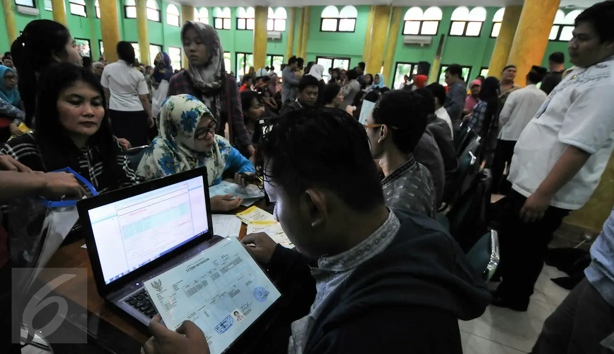 Wali murid mendaftarkan anaknya saat Pendaftaran Penerimaan Peserta Didik Baru (PPDB) SMA/SMK di kantor Dinas Pendidikan DKI Jakarta, (16/6). Mereka datang untuk mengurus kesalahan entri data yang digunakan untuk pendaftaran. (Liputan6.com/Yoppy Renato)