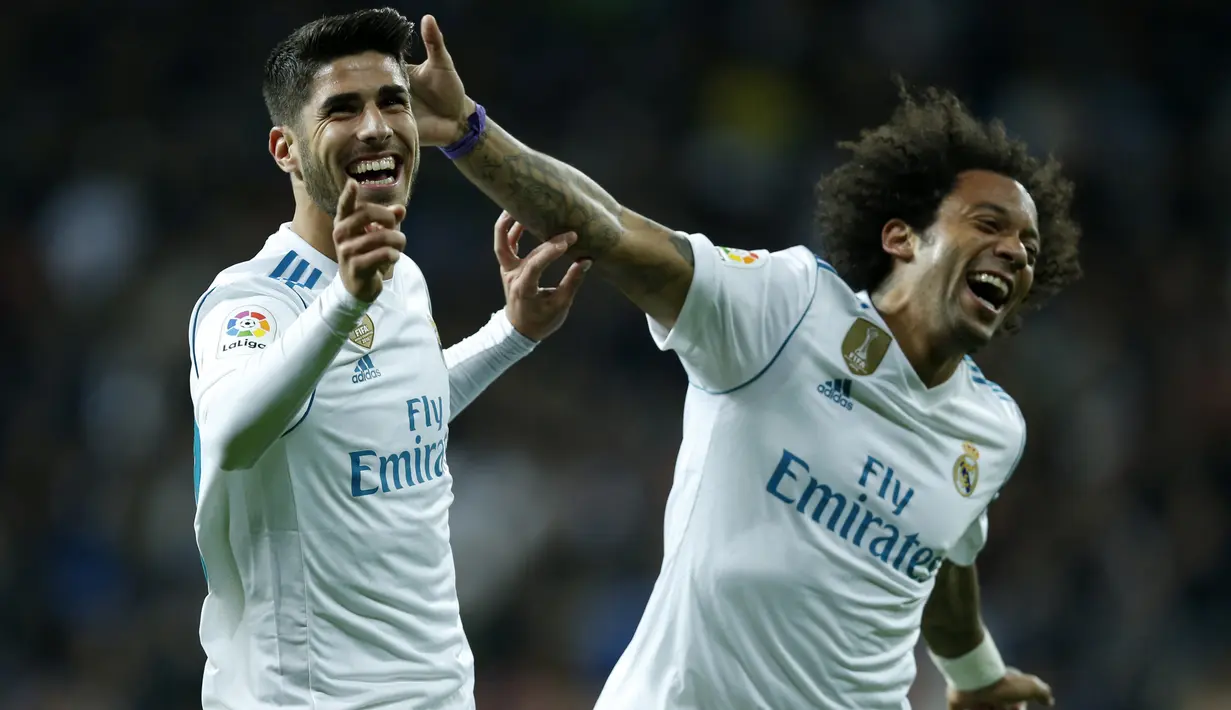 Pemain Real Madrid, Marco Asensio (kiri) merayakan gol bersama rekannya, Marcelo saat melawan Las Palmas pada laga La Liga Santander di Santiago Bernabeu stadium, Madrid, (5/11/2017). Real Madrid menang 3-0. (AP/Francisco Seco)