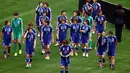 Para pemain Jepang tertunduk usai menerima medali Piala Dunia wanita 2015 di BC Place, Kanada, Senin (6/7/2015). Jepang menjadi Runner Up usai dikalahkan Amerika dengan skor 5-2.  (Reuters/Erich Schlegel)