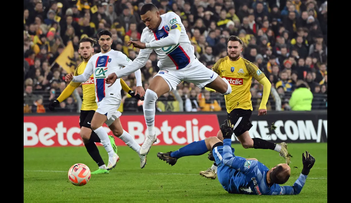 Pemain PSG, Kylian Mbappe mencetak gol ke gawang US Pays de Cassel pada laga babak 32 besar Coupe de France 2022/2023 di Stade Bollaert-Delelis, Selasa (24/1/2023) dini hari WIB. Mbappe keluar sebagai Man of The Match setelah melesatkan lima gol untuk kemenangan 7-0 The Parisians. (AFP/Francois Lo Presti)