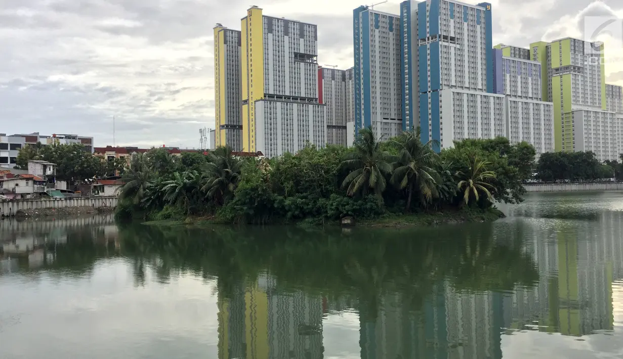 Gedung apartemen berjajar di kawasan Kemayoran, Jakarta, Jumat (19/1). Pasokan apartemen existing saat ini mencapai 138.000 unit. (Liputan6.com/Immanuel Antonius)