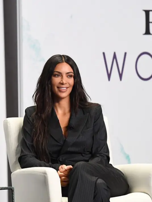 “Saat kamu mengunggah sesuati, lalu langsung masuk hujatan pada kolom komentar dan pastinya akan ada satu atau dua komentar yang merasuk ke dalam pikirannya dan akan terus terbayang,” tutur Kim Kardashian. (AFP/Bintang.com)