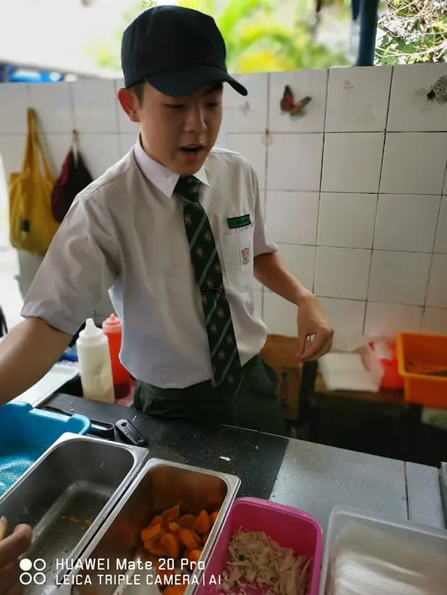 Murid SMK Ini Bantu Jualan Ibu Kantin, Alasannya Bikin Haru