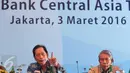 Presiden Direktur BCA, Jahja Setiaatmadja (kiri) saat memberi paparan kinerja Bank BCA di Jakarta, (3/3). BCA mendapatkan laba bersih bersih sebesar 9,3% menjadi Rp 18 triliun, dibandingkan tahun sebelumnya. (Liputan6.com/Angga Yuniar)