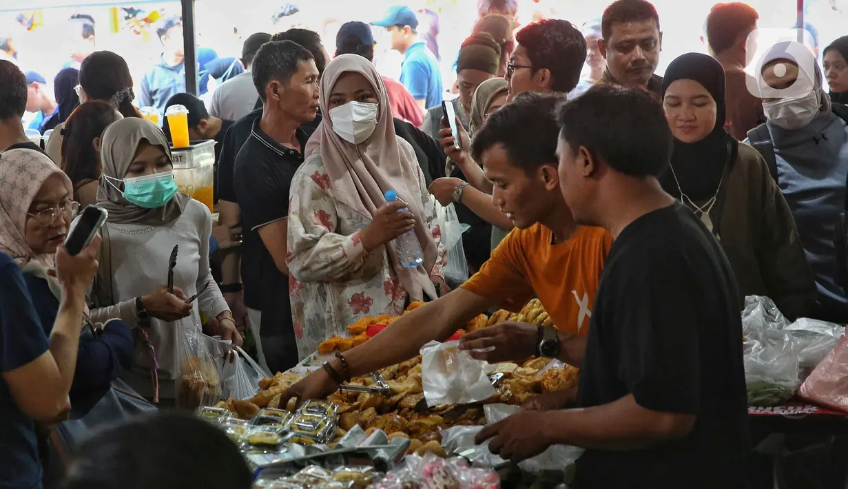 Warga memilih ragam aneka takjil untuk berbuka puasa yang dijajakan di Pasar Takjil Ramadan Bendungan Hilir (Benhil), Jakarta, Minggu (2/3/2025). (Liputan6.com/Angga Yuniar)