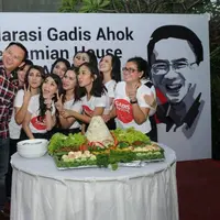 Selain sidang ketiga Ahok, masyarakat kini juga memusatkan perhatian pada cewek-cewek cantik yang tergabung dalam Gadis Ahok. (Facebook: Gadis Ahok)
