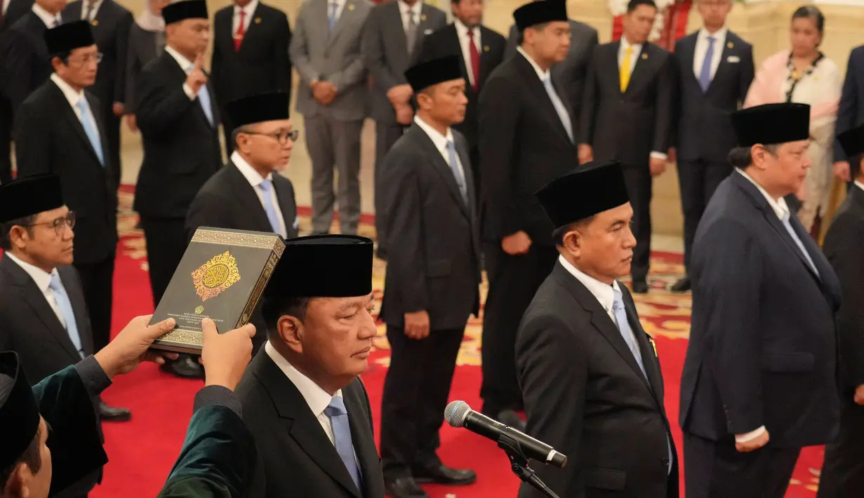 <p>Menteri Koordinator Bidang Politik dan Keamanan Indonesia, Budi Gunawan saat diambil sumpah jabatan dalam upacara pelantikan menteri-menteri baru di istana kepresidenan di Jakarta, (AP Photo/Achmad Ibrahim)</p>