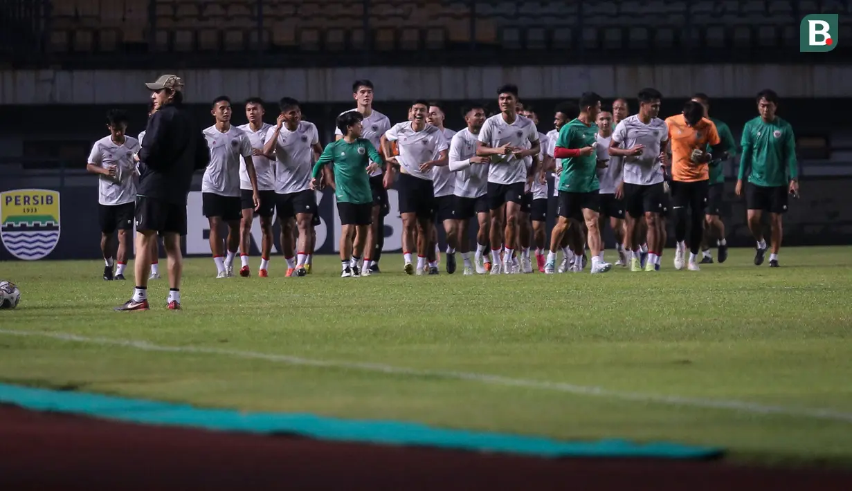 Elkan Baggott dan kawan-kawan hanya melakukan latihan fisik dengan berlari mengitari lapangan dilanjutkan dengan latihan operan antar-pemain dengan posisi yang sama. (Bola.com/Bagaskara Lazuardi)