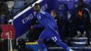 Pemain Leicester, Jeremy Monga melakukan debut bersama timnya dengan tanpa menggunakan sponsor pada jersenya dalam laga lanjutan Liga Inggris 2024/2025 melawan Newcastle di King Power Stadium, Leicester, Inggris, Senin (07/04/2025) waktu setempat. (AFP/Darren Staples)