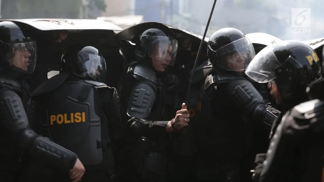 Massa Aksi dan Polisi Bentrok di Petamburan
