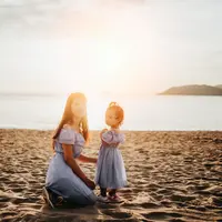 Ilustrasi ibu yang sedang berlibur dengan anak. Credits: pexels.com by Thanh Nguyễn