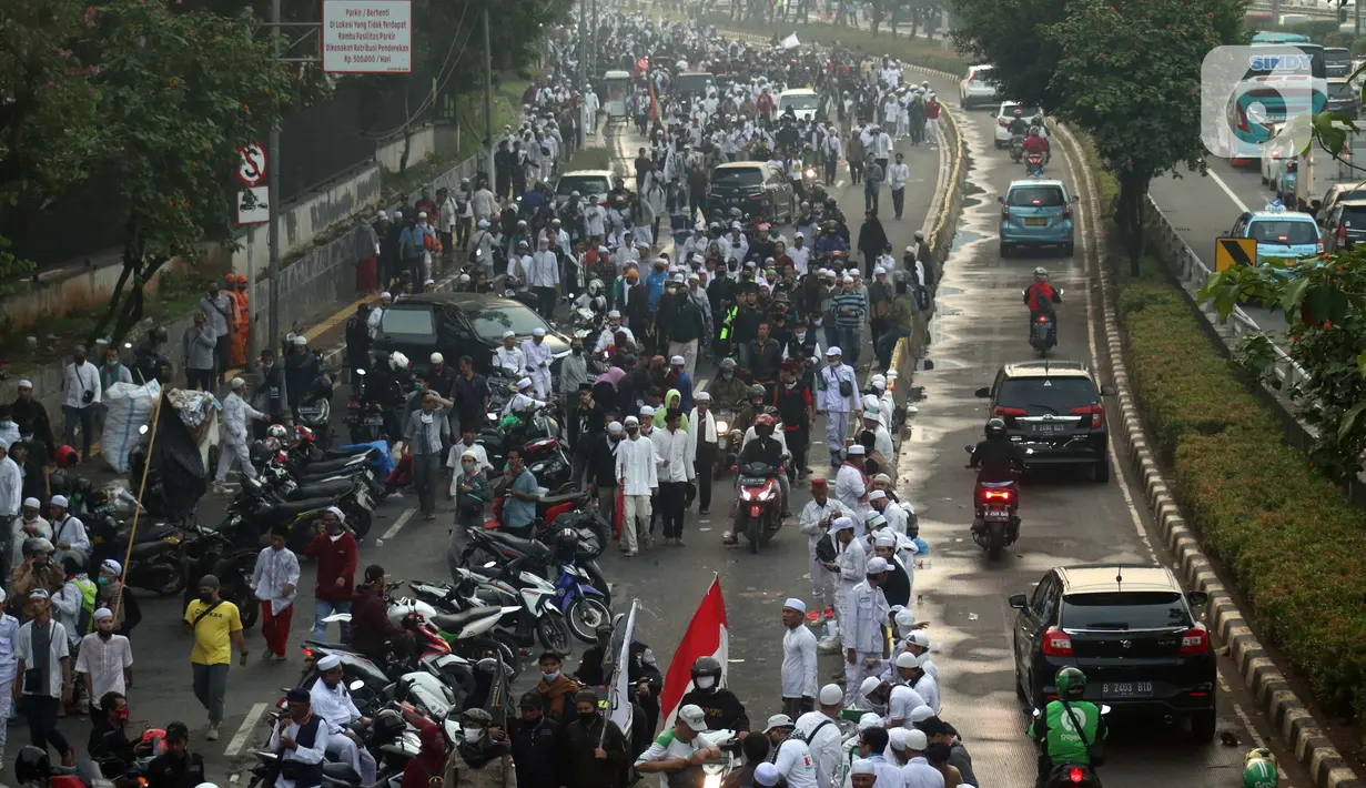 Massa aksi menentang RUU HIP memenuhi sebagian Jalan Gatot Subroto dekat Gedung MPR/DPR/DPD RI, Rabu (24/6/2020). Sebagian arus lalu lintas yang mengarah Gedung MPR/DPR/DPD RI dialihkan akibat adanya aksi unjuk rasa menentang RUU HIP. (Liputan6.com/Helmi Fithriansyah)