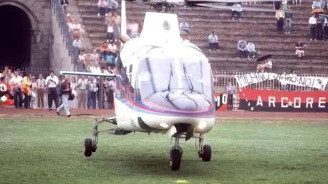 Berlusconi Pakai Helikopter