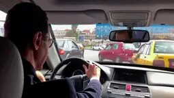 Presiden Suriah Bashar al-Assad mengemudikan mobilnya untuk mengunjungi pasukan garis depan di Ghouta timur, Suriah, Minggu (18/3). Mobil Honda Civic yang dikemudikannya itu dibawa dari Damaskus ke Ghouta Timur. (Syrian Presidency Facebook Page/AP)