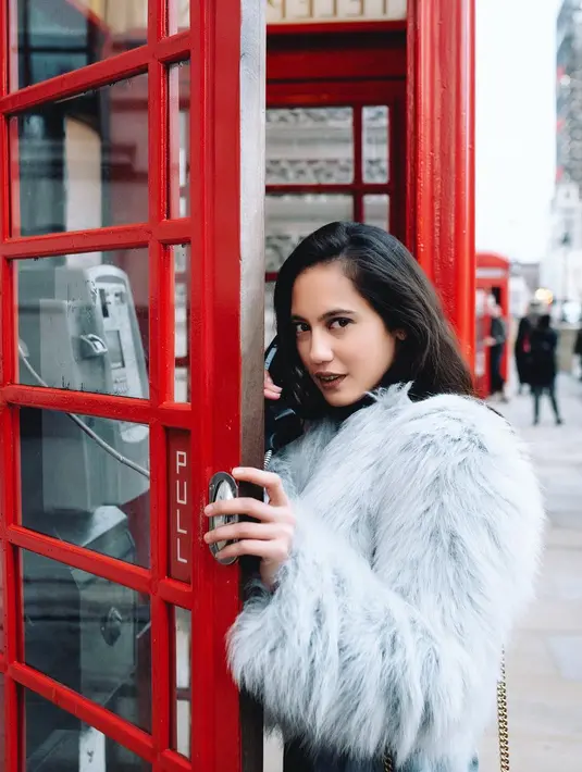 Ketika liburan di luar negeri, Pevita Pearce tampil cantik dengan lipstik warna gelap. (Foto: instagram.com/pevpearce)