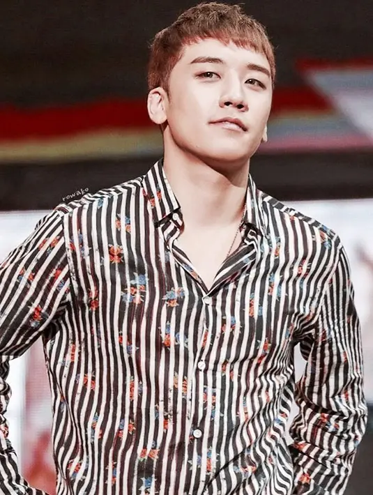 Di acara tersebut, cowok kelahiran 12 Desember 1990 ini tampil bersama Kang Daniel, Park Woo Jin, dan Ong Sung Woo. Di acara itu, ia mengaku senang karena ditinggal wajib militer. (Foto: instagram.com/seungriseyo)