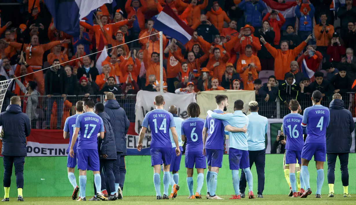 Para pemain Belanda menyapa suporter usai mengalahkan Portugal pada laga persahabatan di Stade de Geneve, Swiss, Senin (26/3/2018). Portugal kalah 0-3 dari Belanda. (AP/Salvatore Di Nolfi)