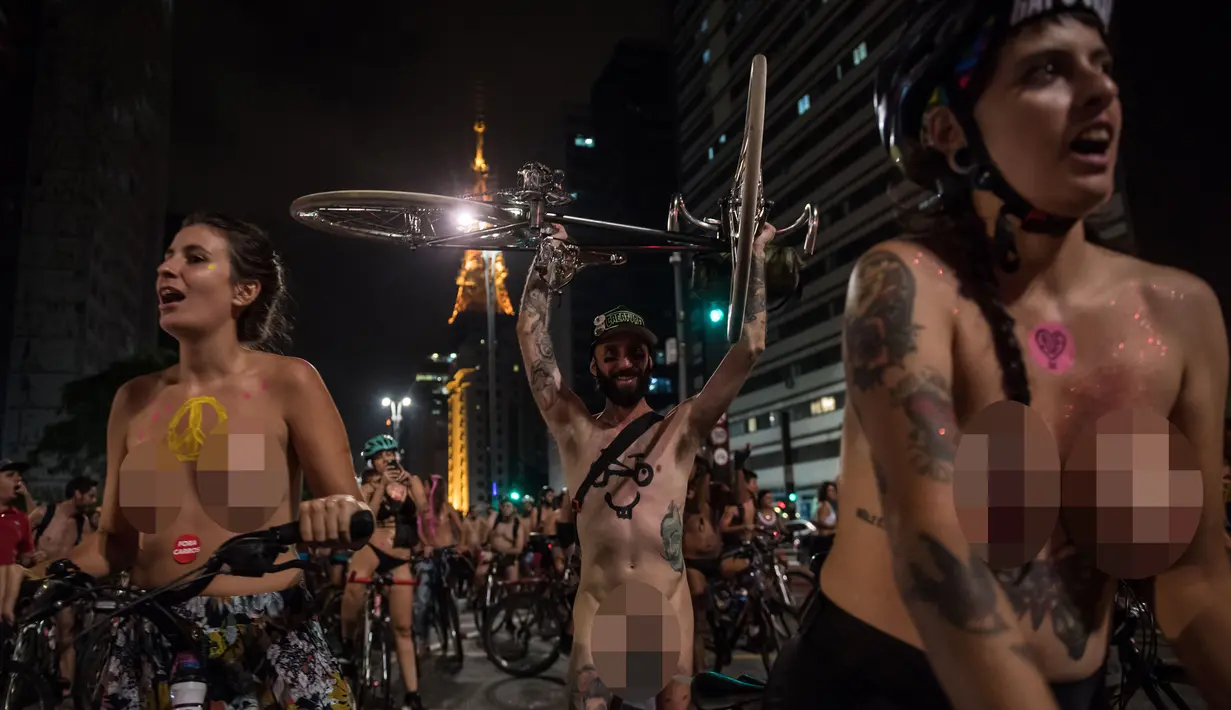 Sejumlah demonstran telanjang sambil mengendarai sepeda saat melakukan aksi di Sao Paulo, Brasil (10/3). Mereka melakukan hal ini sebagai bagian dari gerakan internasional World Naked Bike Ride (WNBR). (AFP/Nelson Almeida)