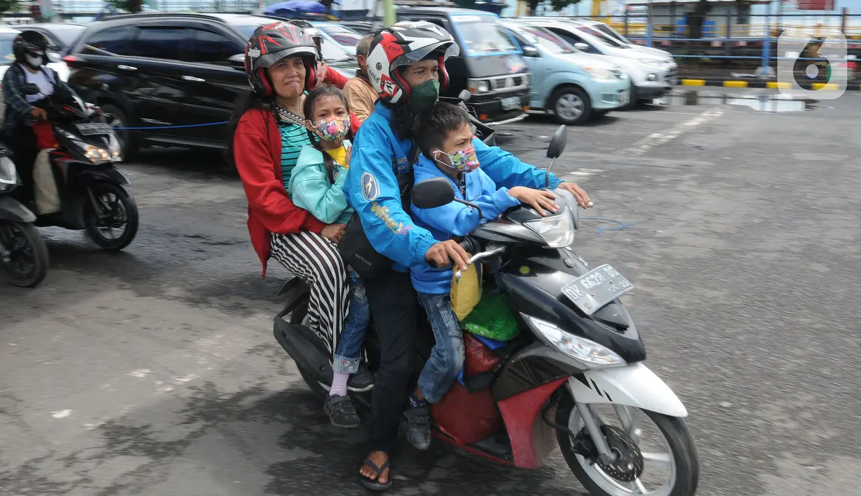 <p>Pemudik bermotor menuju kota-kota di Pulau jawa antri memasuki kapal penyeberangan di pelabuhan Gilimanuk, Bali, Sabtu (30/4/2022). H-2 Idul Fitri 1443 H, ribuan pemudik meninggalkan Pulau Bali untuk merayakan lebaran di kampu ng halaman. (merdeka.com/Arie Basuki)</p>